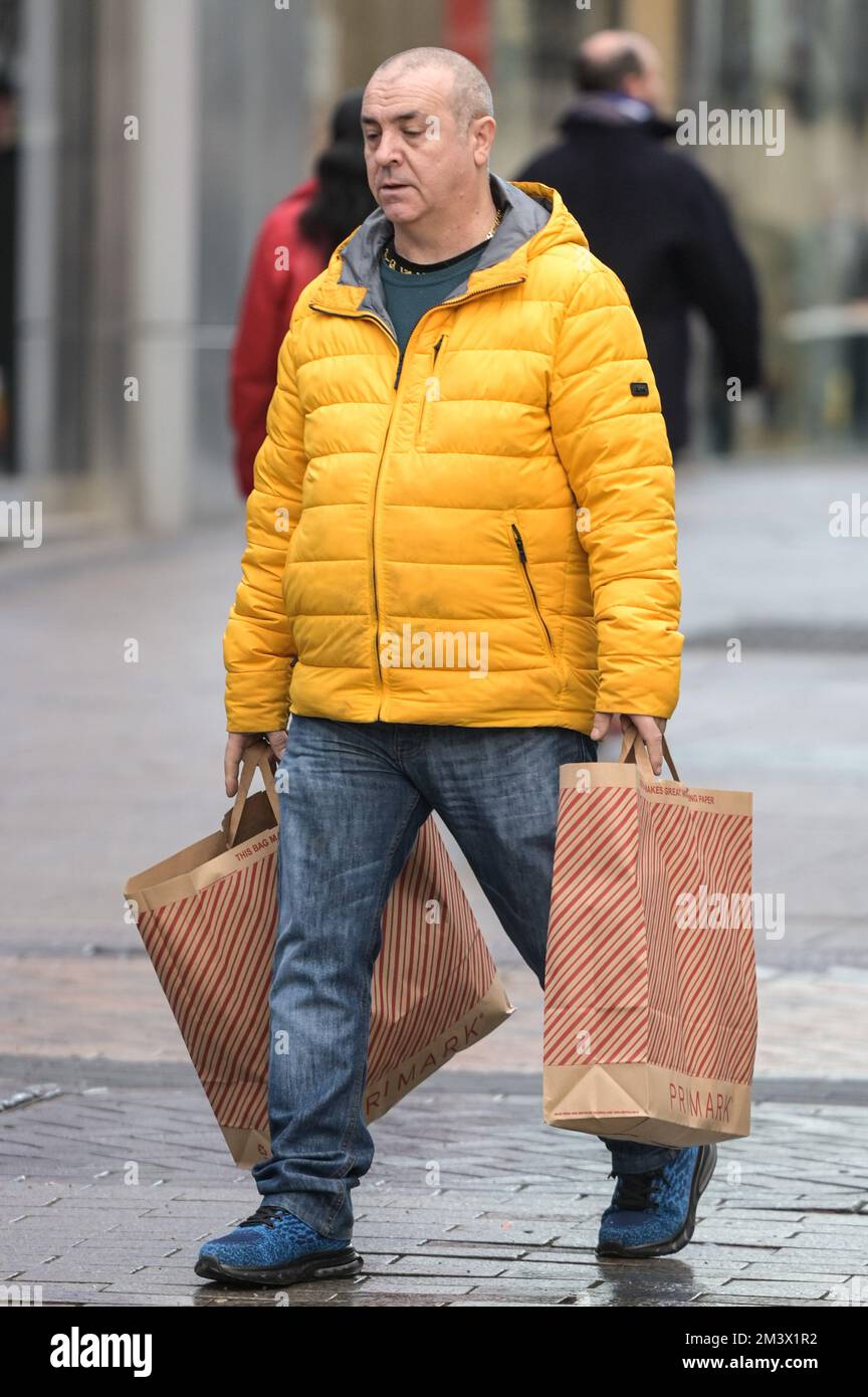 New Street, Birmingham, 17. Dezember 2022. - Shopper fahren am Super Saturday ins Stadtzentrum von Birmingham, um ein Last-Minute-Geschenk zu bekommen, den letzten Haupteinkaufssamstag vor Weihnachten, der nur 8 Tage entfernt ist. PIC by Credit: Stop Press Media/Alamy Live News Stockfoto