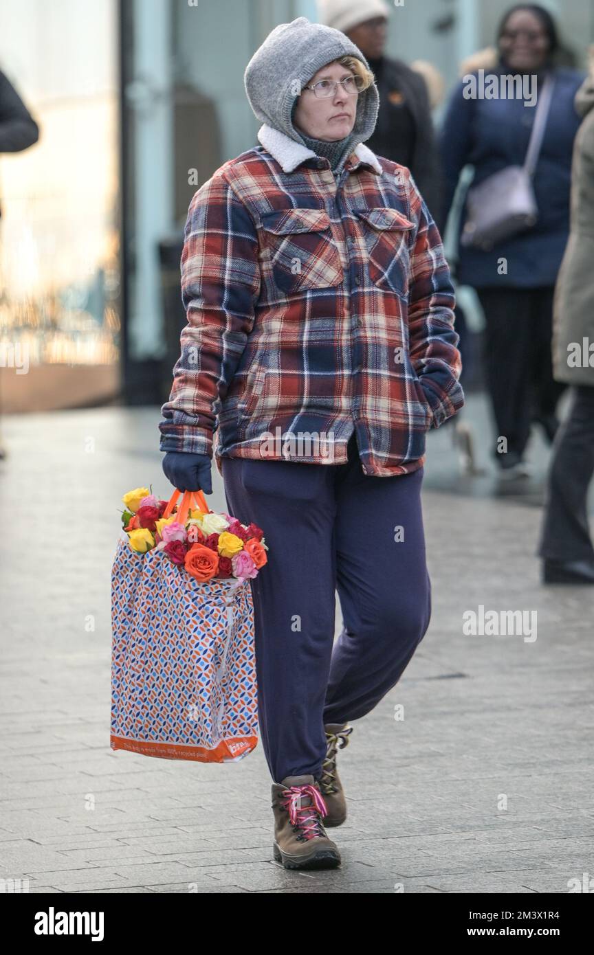 New Street, Birmingham, 17. Dezember 2022. - Shopper fahren am Super Saturday ins Stadtzentrum von Birmingham, um ein Last-Minute-Geschenk zu bekommen, den letzten Haupteinkaufssamstag vor Weihnachten, der nur 8 Tage entfernt ist. PIC by Credit: Stop Press Media/Alamy Live News Stockfoto