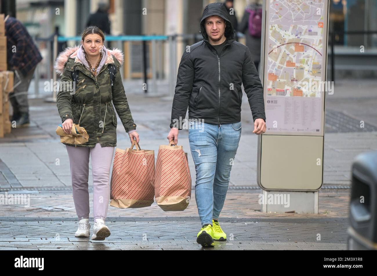 New Street, Birmingham, 17. Dezember 2022. - Shopper fahren am Super Saturday ins Stadtzentrum von Birmingham, um ein Last-Minute-Geschenk zu bekommen, den letzten Haupteinkaufssamstag vor Weihnachten, der nur 8 Tage entfernt ist. PIC by Credit: Stop Press Media/Alamy Live News Stockfoto