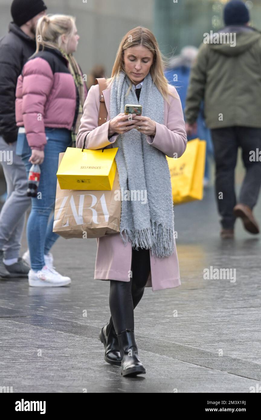 New Street, Birmingham, 17. Dezember 2022. - Shopper fahren am Super Saturday ins Stadtzentrum von Birmingham, um ein Last-Minute-Geschenk zu bekommen, den letzten Haupteinkaufssamstag vor Weihnachten, der nur 8 Tage entfernt ist. PIC by Credit: Stop Press Media/Alamy Live News Stockfoto