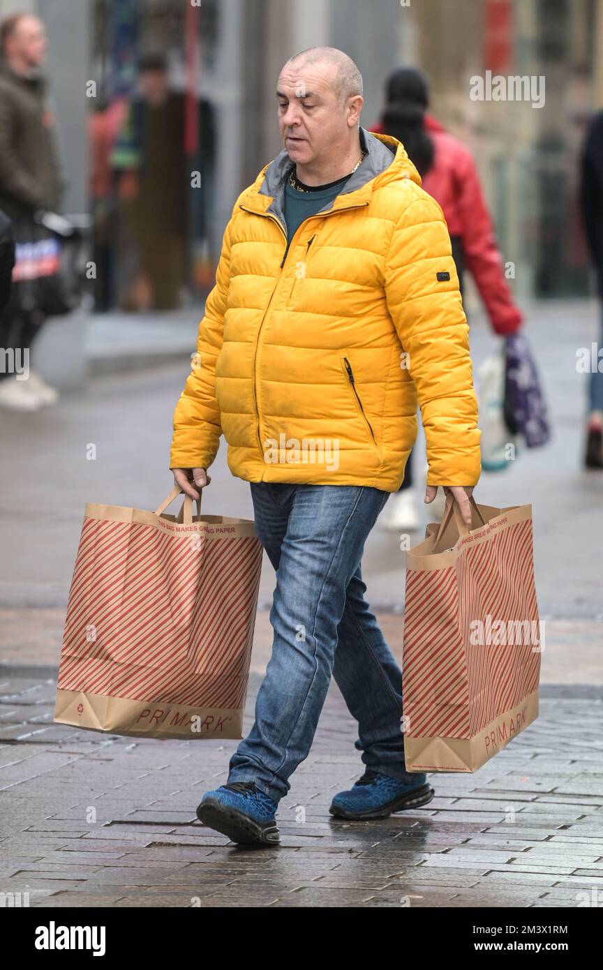 New Street, Birmingham, 17. Dezember 2022. - Shopper fahren am Super Saturday ins Stadtzentrum von Birmingham, um ein Last-Minute-Geschenk zu bekommen, den letzten Haupteinkaufssamstag vor Weihnachten, der nur 8 Tage entfernt ist. PIC by Credit: Stop Press Media/Alamy Live News Stockfoto