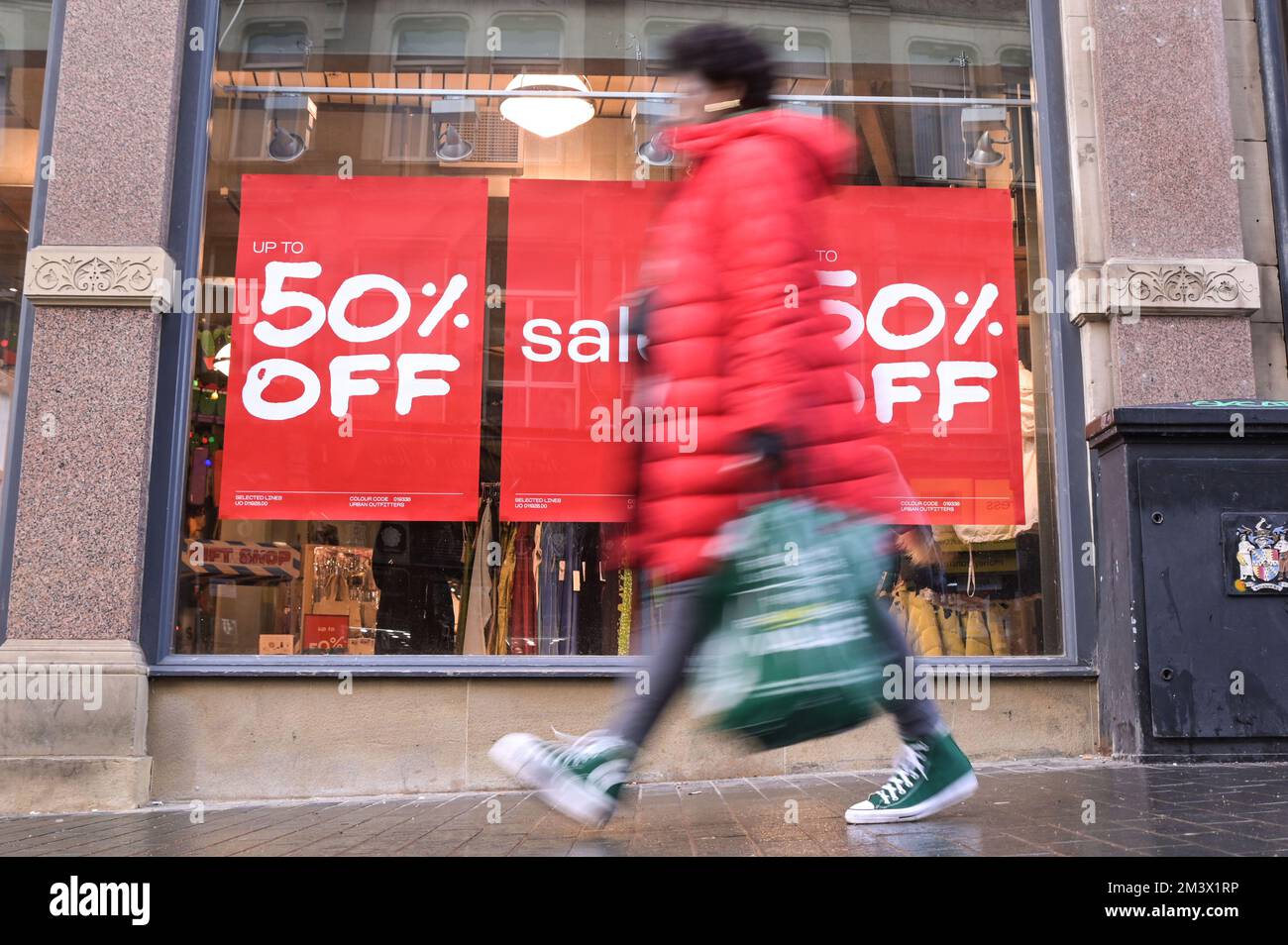 New Street, Birmingham, 17. Dezember 2022. - Shopper fahren am Super Saturday ins Stadtzentrum von Birmingham, um ein Last-Minute-Geschenk zu bekommen, den letzten Haupteinkaufssamstag vor Weihnachten, der nur 8 Tage entfernt ist. PIC by Credit: Stop Press Media/Alamy Live News Stockfoto