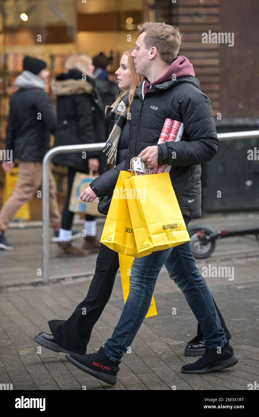 New Street, Birmingham, 17. Dezember 2022. - Shopper fahren am Super Saturday ins Stadtzentrum von Birmingham, um ein Last-Minute-Geschenk zu bekommen, den letzten Haupteinkaufssamstag vor Weihnachten, der nur 8 Tage entfernt ist. PIC by Credit: Stop Press Media/Alamy Live News Stockfoto
