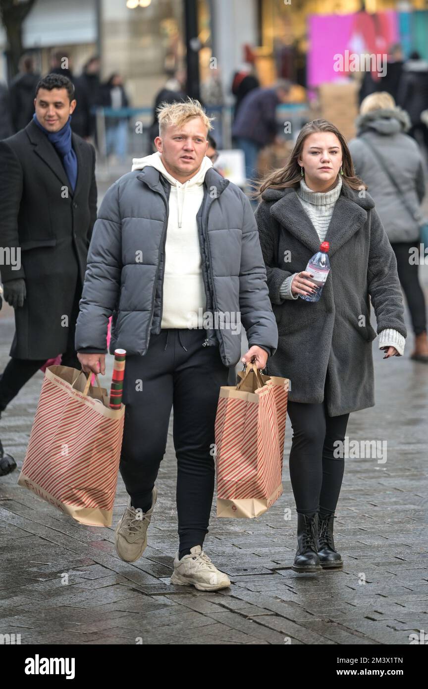 New Street, Birmingham, 17. Dezember 2022. - Shopper fahren am Super Saturday ins Stadtzentrum von Birmingham, um ein Last-Minute-Geschenk zu bekommen, den letzten Haupteinkaufssamstag vor Weihnachten, der nur 8 Tage entfernt ist. PIC by Credit: Stop Press Media/Alamy Live News Stockfoto