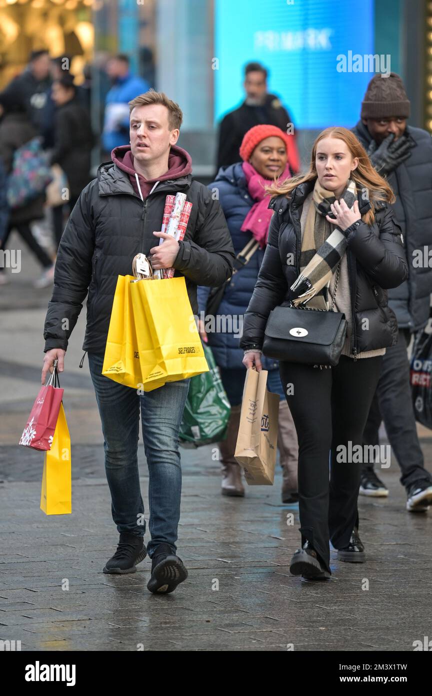 New Street, Birmingham, 17. Dezember 2022. - Shopper fahren am Super Saturday ins Stadtzentrum von Birmingham, um ein Last-Minute-Geschenk zu bekommen, den letzten Haupteinkaufssamstag vor Weihnachten, der nur 8 Tage entfernt ist. PIC by Credit: Stop Press Media/Alamy Live News Stockfoto
