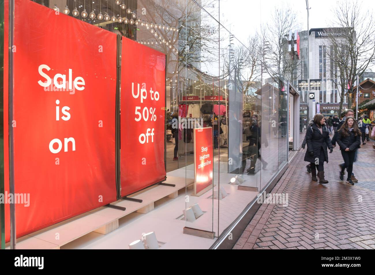 New Street, Birmingham, 17. Dezember 2022. - Shopper fahren am Super Saturday ins Stadtzentrum von Birmingham, um ein Last-Minute-Geschenk zu bekommen, den letzten Haupteinkaufssamstag vor Weihnachten, der nur 8 Tage entfernt ist. PIC by Credit: Stop Press Media/Alamy Live News Stockfoto