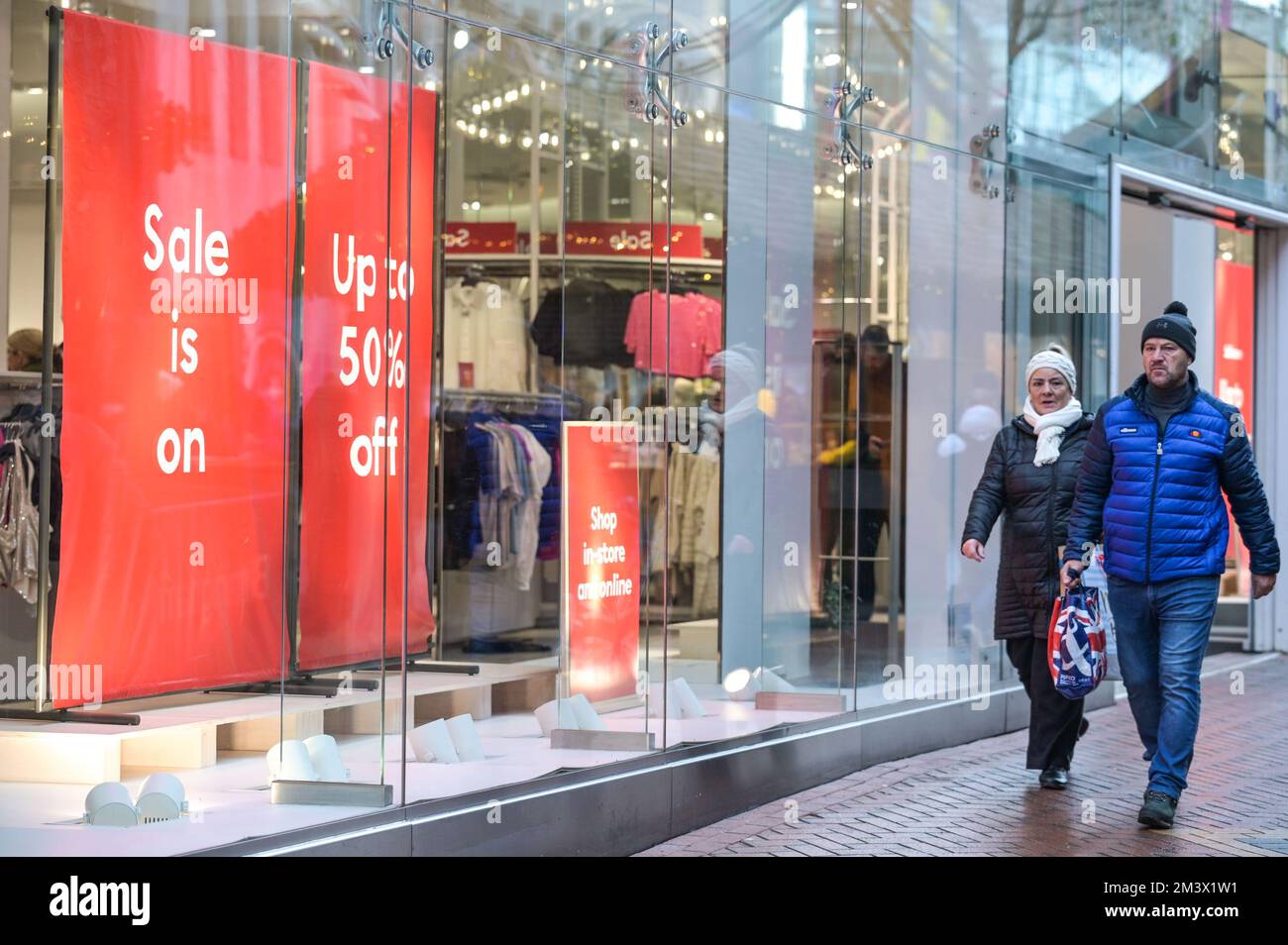 New Street, Birmingham, 17. Dezember 2022. - Shopper fahren am Super Saturday ins Stadtzentrum von Birmingham, um ein Last-Minute-Geschenk zu bekommen, den letzten Haupteinkaufssamstag vor Weihnachten, der nur 8 Tage entfernt ist. PIC by Credit: Stop Press Media/Alamy Live News Stockfoto
