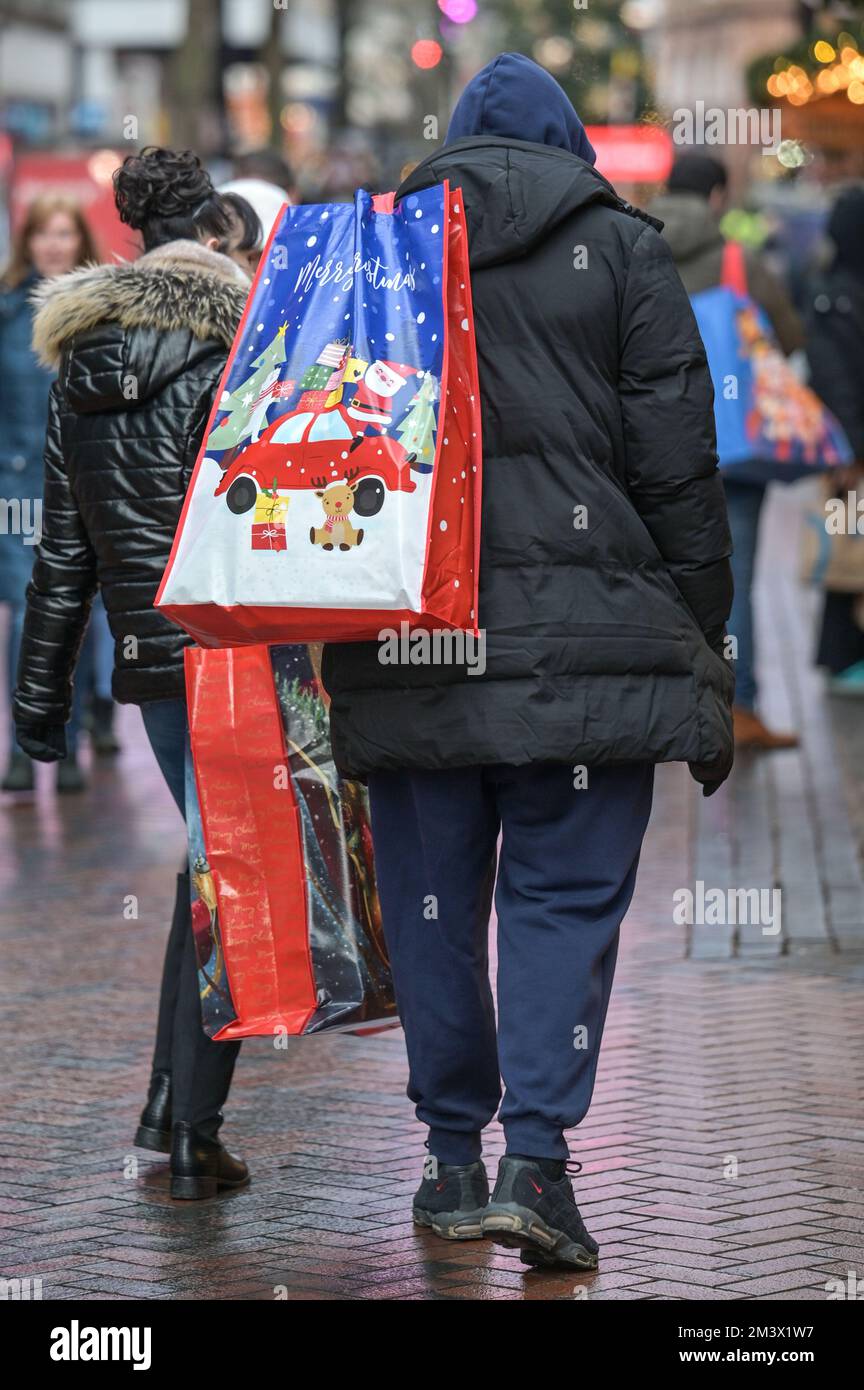 New Street, Birmingham, 17. Dezember 2022. - Shopper fahren am Super Saturday ins Stadtzentrum von Birmingham, um ein Last-Minute-Geschenk zu bekommen, den letzten Haupteinkaufssamstag vor Weihnachten, der nur 8 Tage entfernt ist. PIC by Credit: Stop Press Media/Alamy Live News Stockfoto