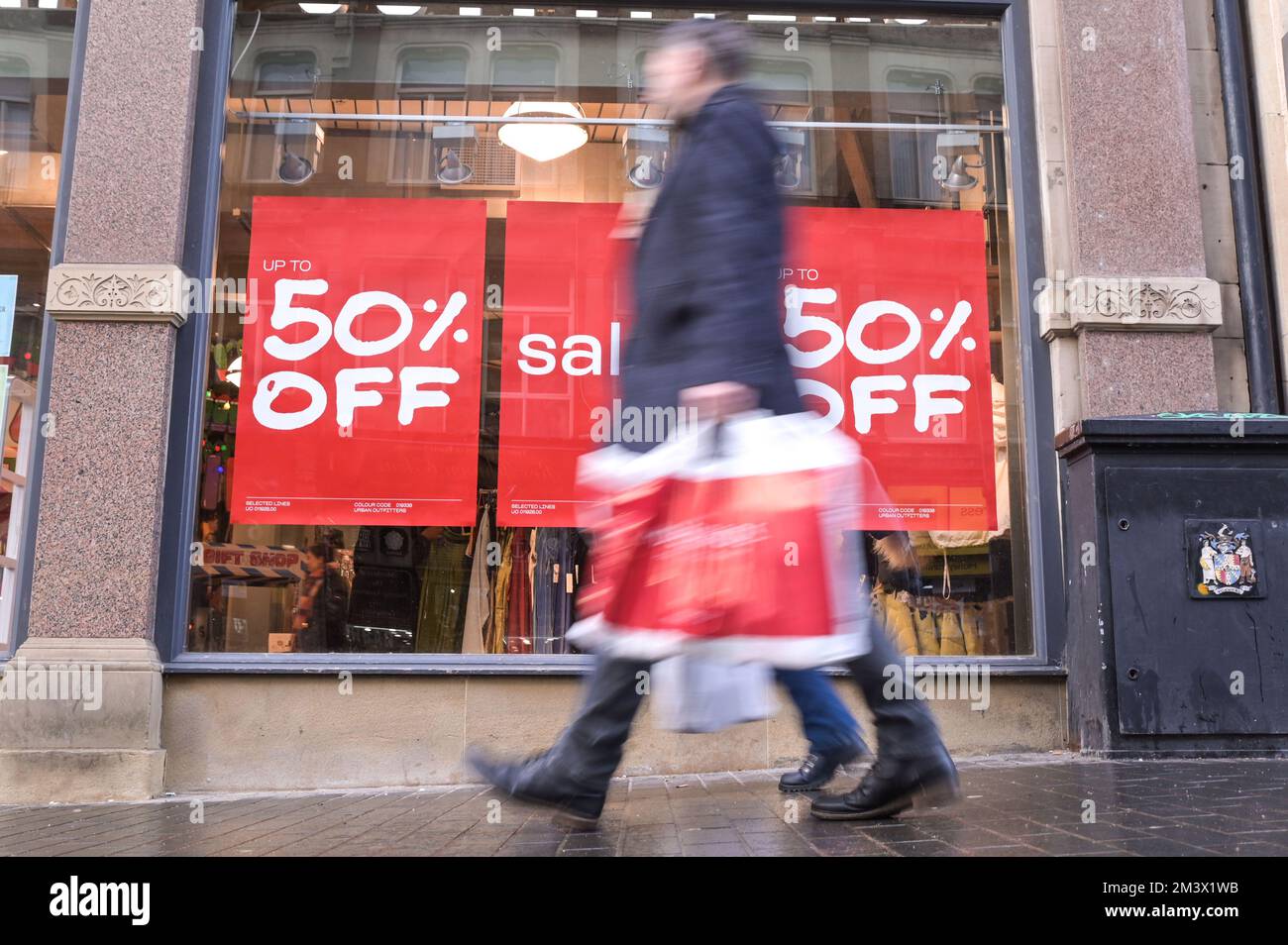 New Street, Birmingham, 17. Dezember 2022. - Shopper fahren am Super Saturday ins Stadtzentrum von Birmingham, um ein Last-Minute-Geschenk zu bekommen, den letzten Haupteinkaufssamstag vor Weihnachten, der nur 8 Tage entfernt ist. PIC by Credit: Stop Press Media/Alamy Live News Stockfoto