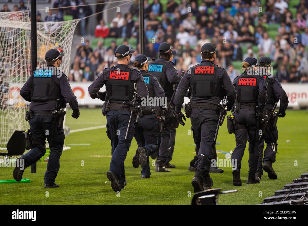 Melbourne, Victoria, Australien. 17. Dezember 2022 Die Polizei versucht, die Invasion auf dem Spielfeld einzudämmen, während Mitglieder des Original Style Melbourne auf dem Spielfeld einmarschieren und den Melbourne City Keeper Thomas Glover gewaltsam angreifen. Stockfoto