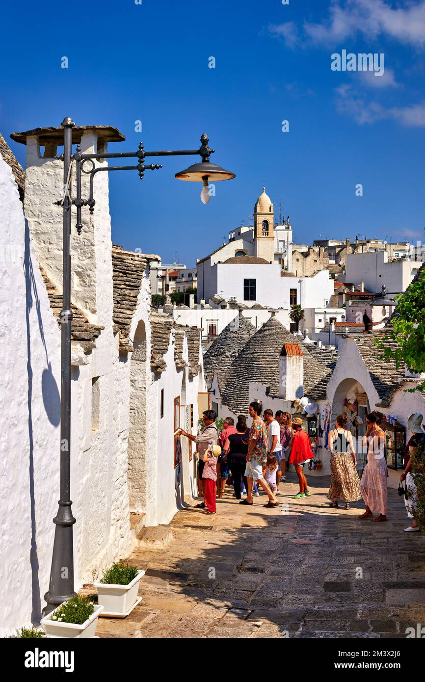 Apulien Apulien Italien. Alberobello. Trulli: Traditionelle apulianische Trockensteinhütten mit einem konischen Dach. Stockfoto