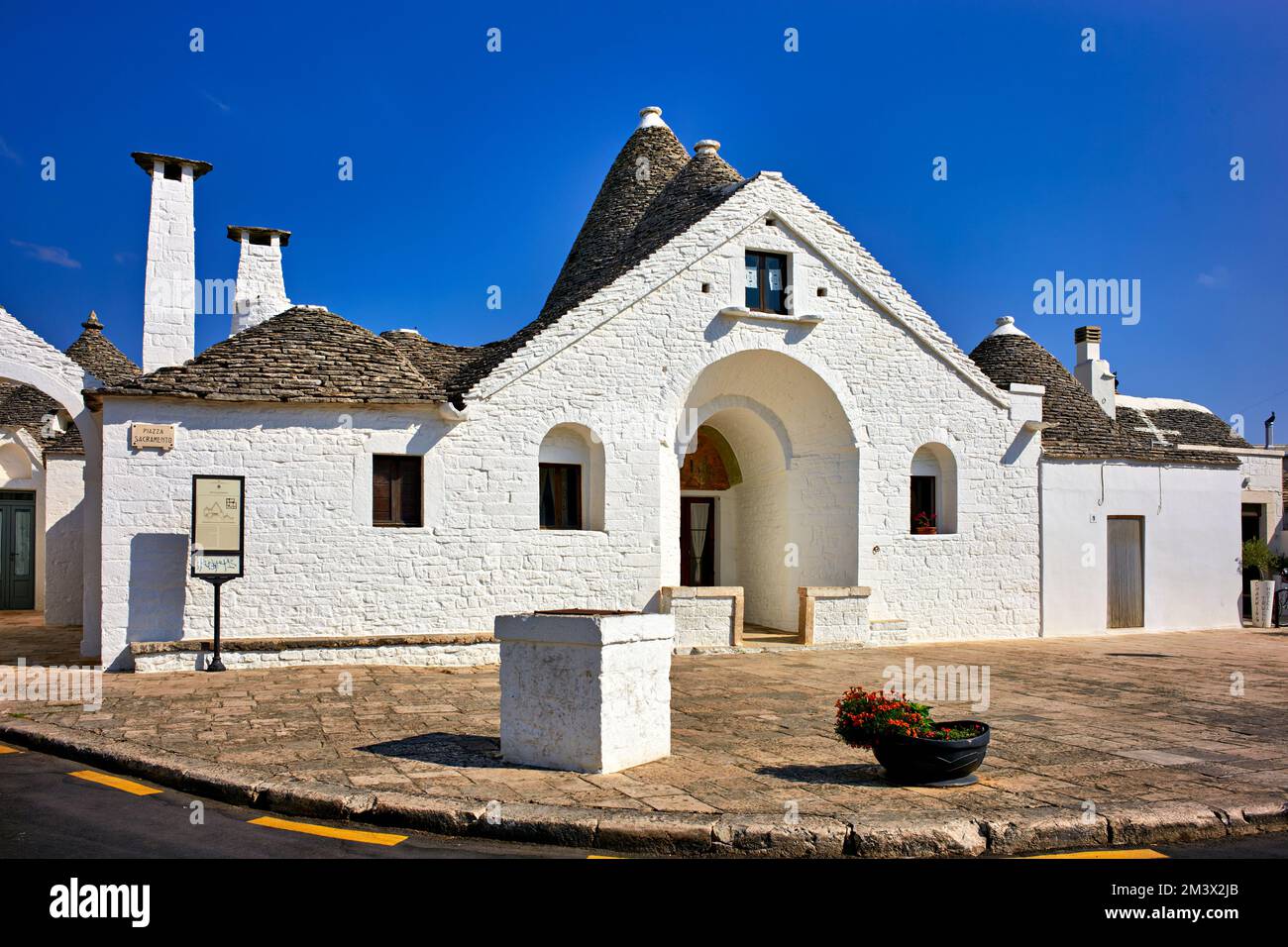 Apulien Apulien Italien. Alberobello. Trulli: Traditionelle apulianische Trockensteinhütten mit einem konischen Dach. Trullo Sovrano Stockfoto