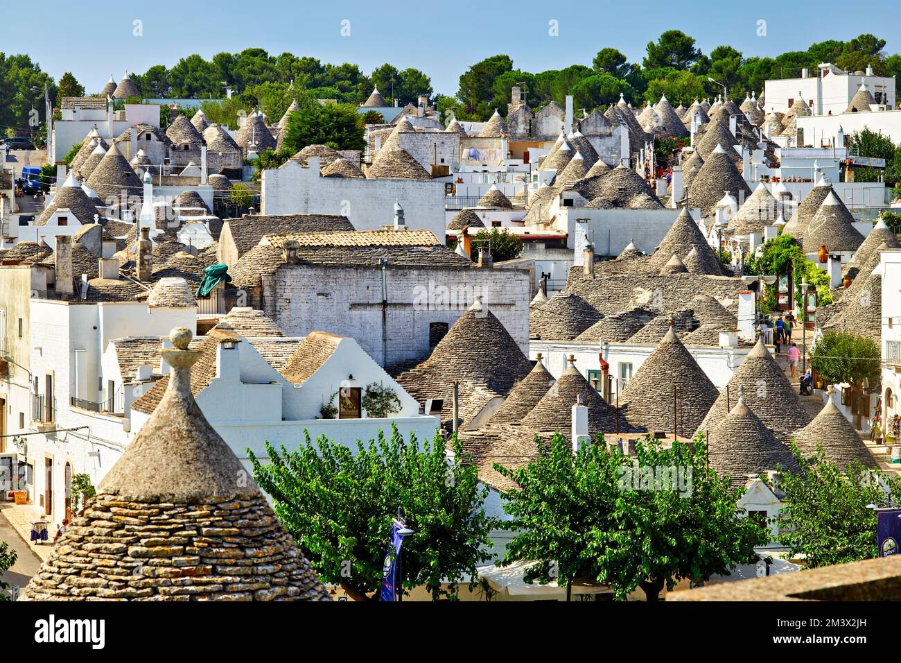 Apulien Apulien Italien. Alberobello. Trulli: Traditionelle apulianische Trockensteinhütten mit einem konischen Dach. Stockfoto