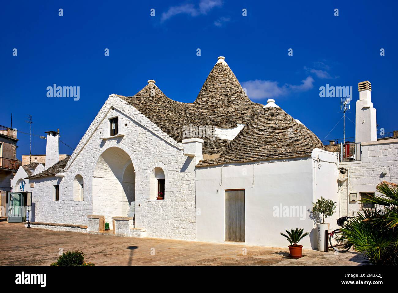 Apulien Apulien Italien. Alberobello. Trulli: Traditionelle apulianische Trockensteinhütten mit einem konischen Dach. Trullo Sovrano Stockfoto