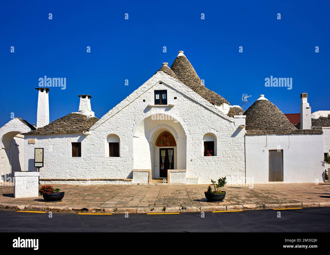 Apulien Apulien Italien. Alberobello. Trulli: Traditionelle apulianische Trockensteinhütten mit einem konischen Dach. Trullo Sovrano Stockfoto