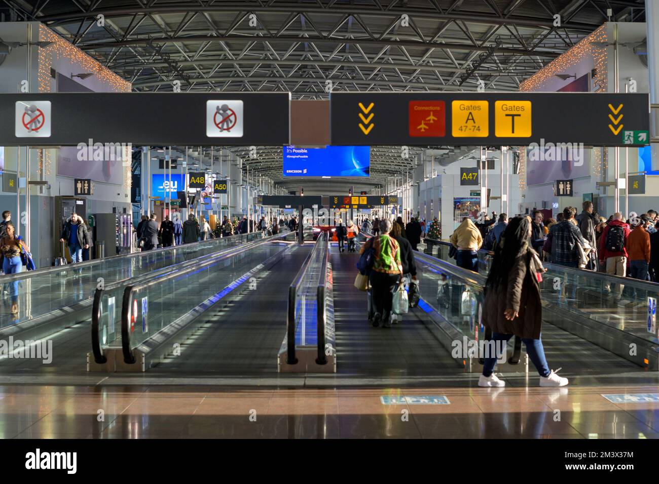 Zaventem, Belgien, Dezember 2022: Interieur des Brüsseler Flughafens in Belgien, Blick auf die Menschen, die sich zum Tor begeben. Stockfoto