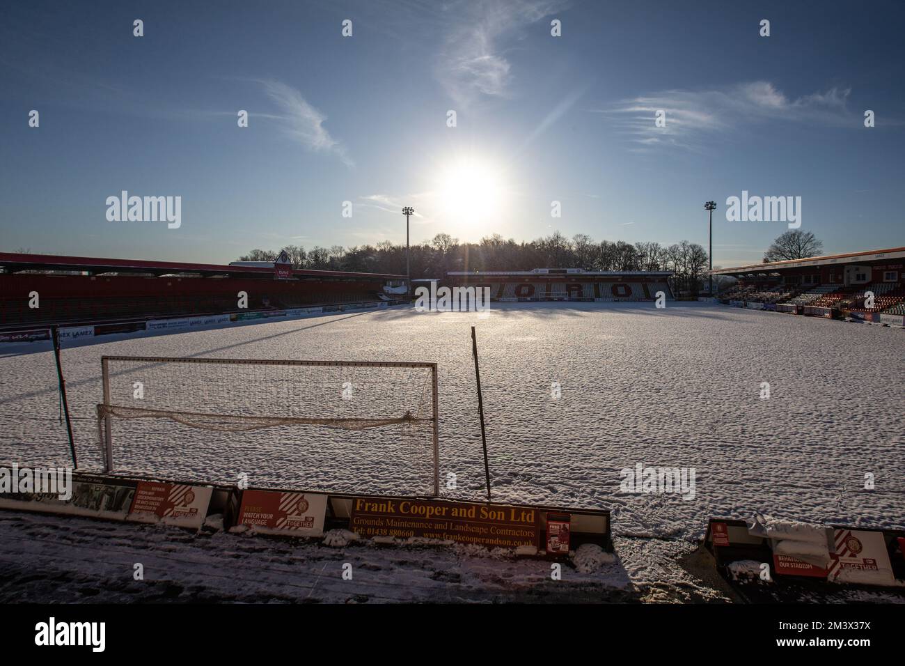 Schneebedeckter Fußball-/Fußballplatz in Winterszene auf englischem Fußballplatz. Lamex Stadium, Stevenage FC, Stockfoto