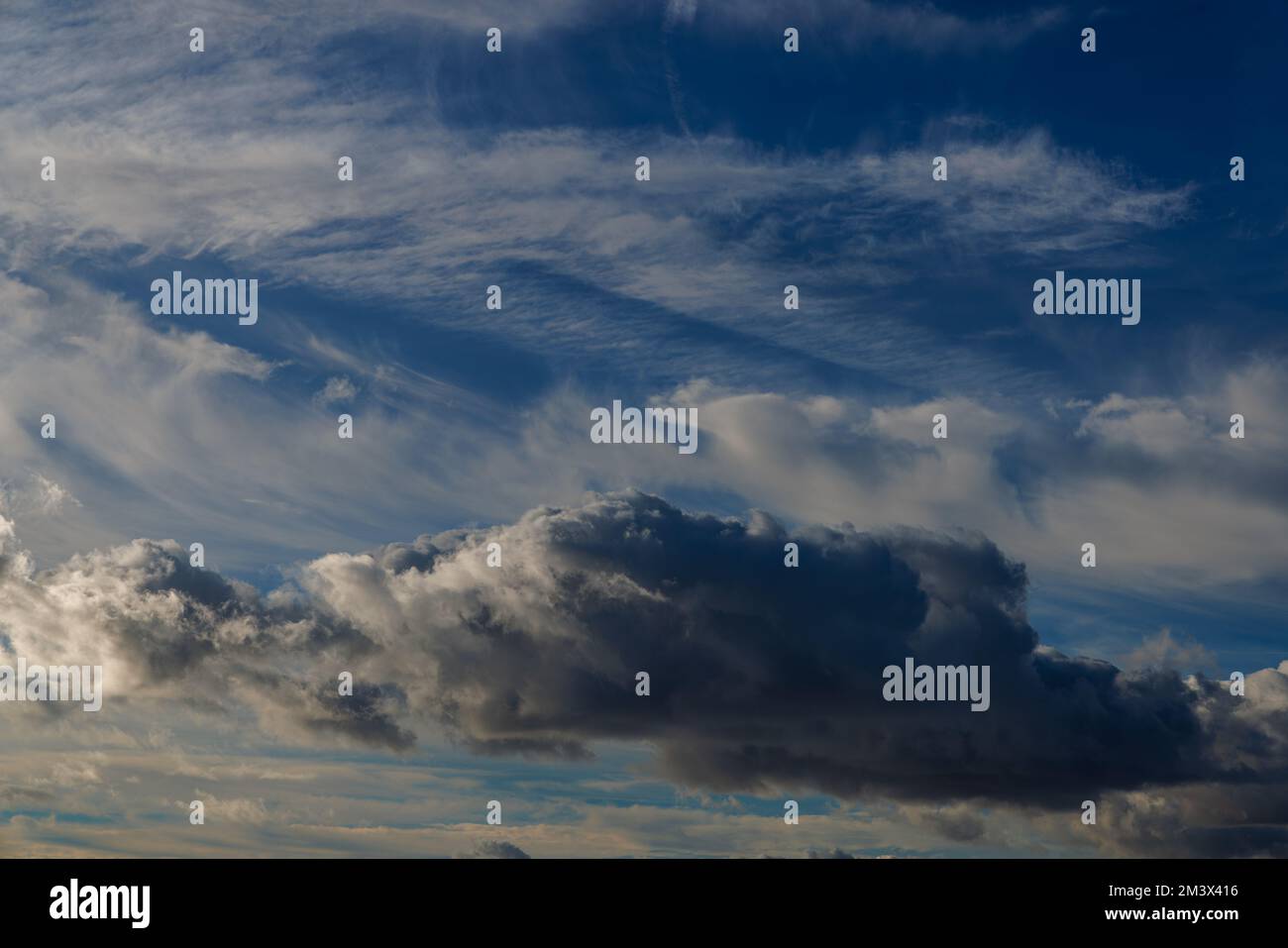 Wolke und blauer Himmel Stockfoto