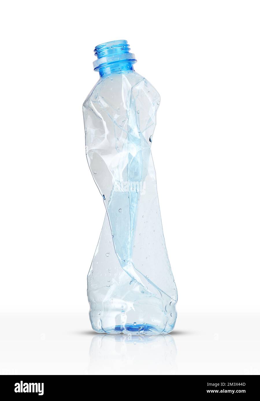Leere Plastikflasche mit Mineralwasser auf weißem Hintergrund Stockfotografie