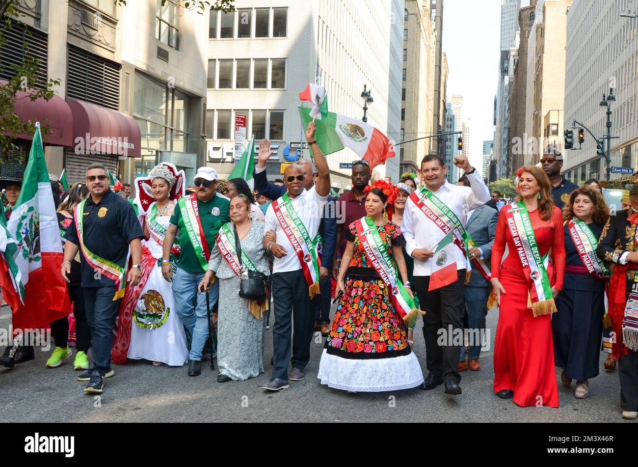 Eine Gruppe glücklicher Menschen mit Flaggen auf der mexikanischen Unabhängigkeitstag-Parade Stockfoto