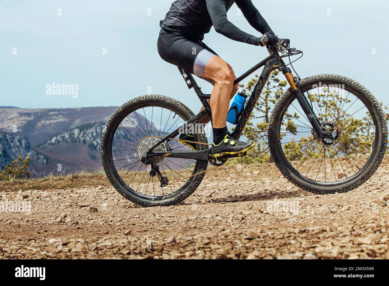 Männlicher Sportler auf Mountainbike-Strecken Stockfoto