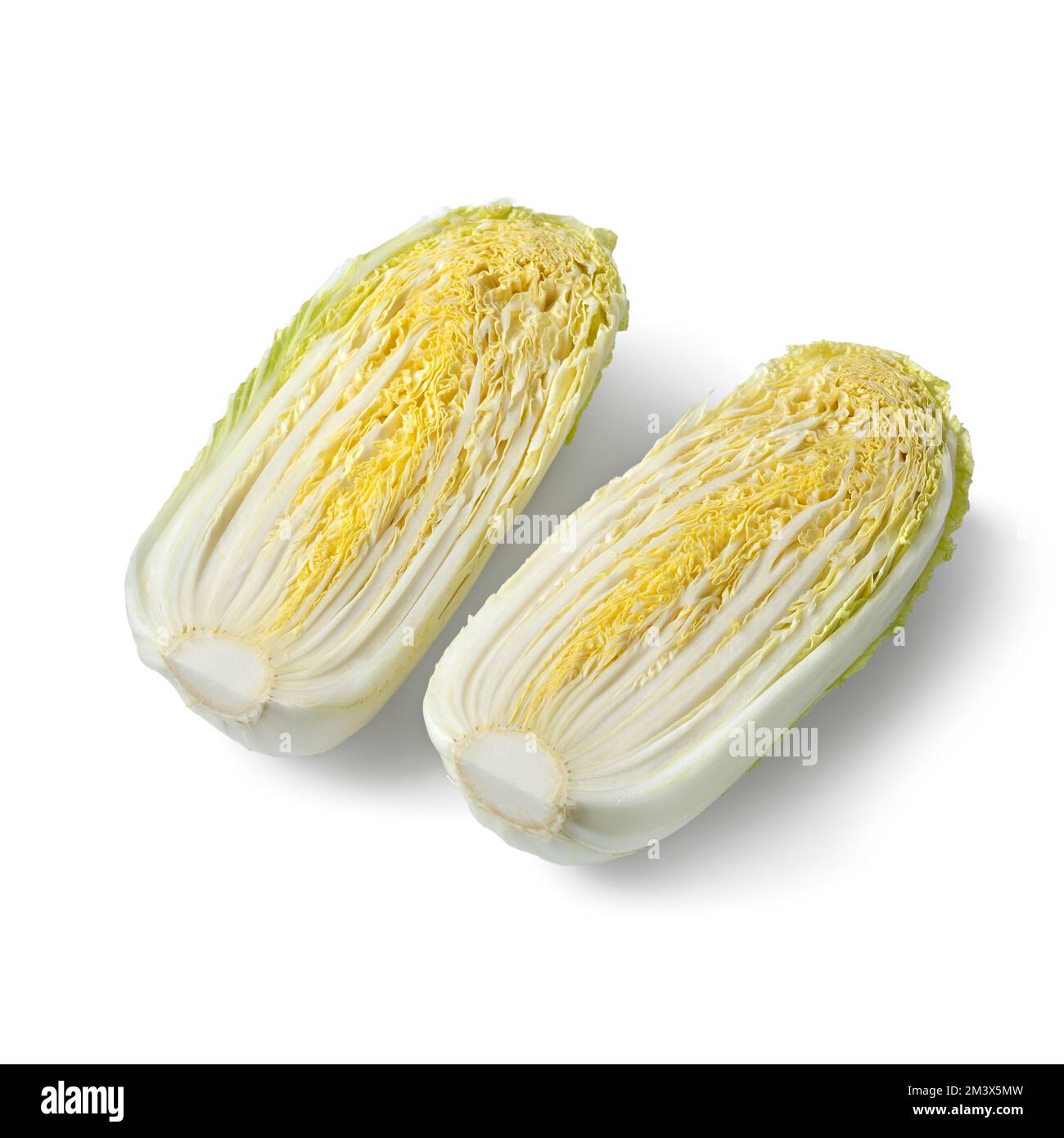 Frischer halbierter Chinakohl, isoliert auf weißem Hintergrund Stockfoto
