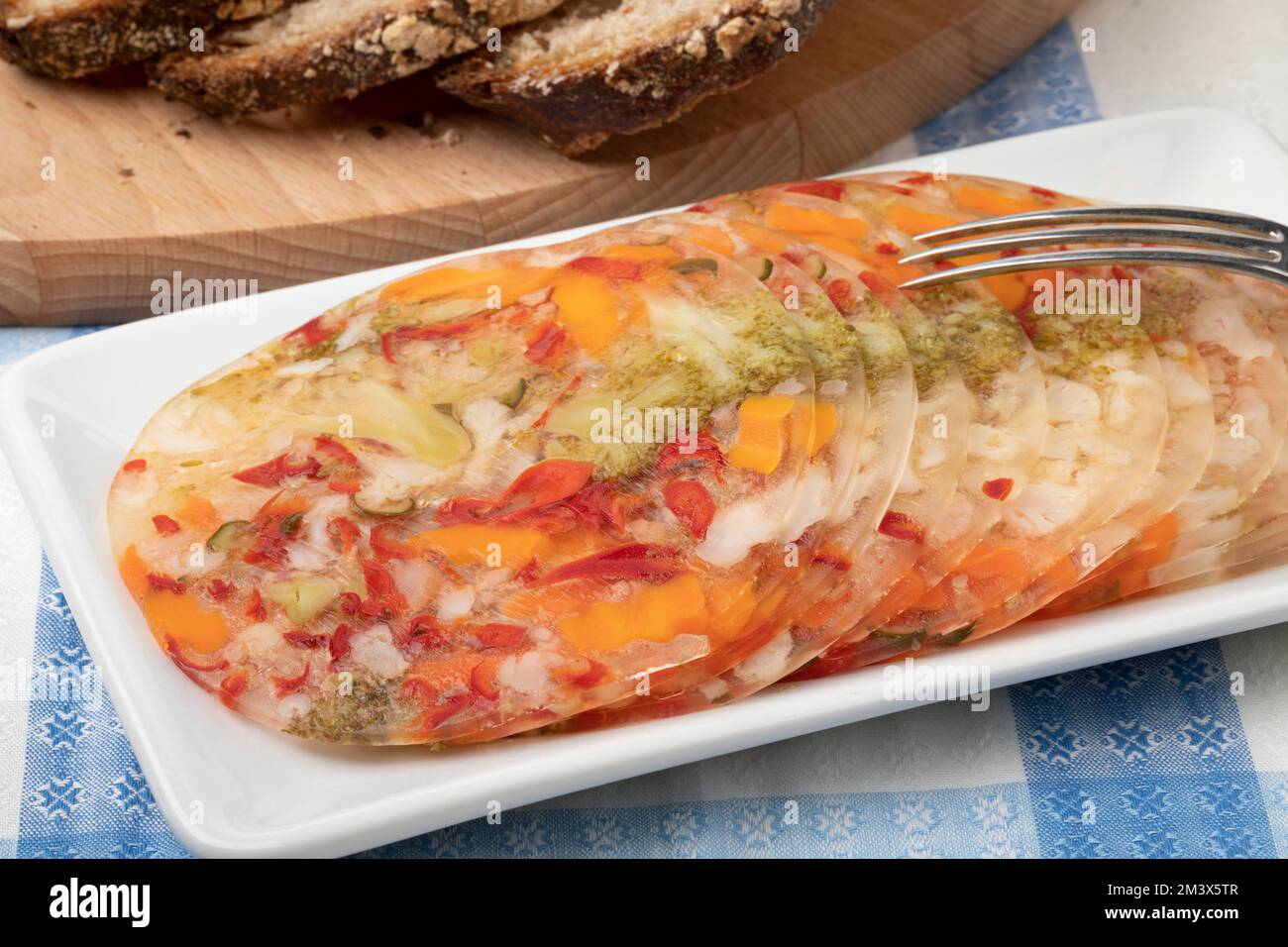 Gericht mit farbenfrohen, köstlichen Gemüseschichten in Aspic-Nahaufnahme Stockfoto