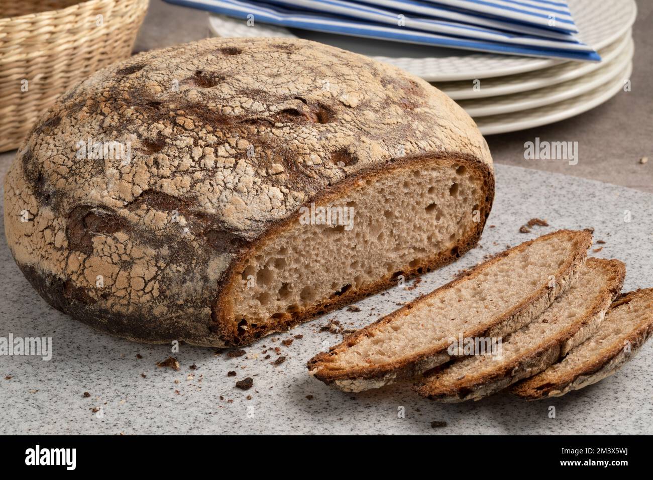 Frisches, traditionelles deutsches Bauernkloben-brot und Scheiben, gemischtes Roggenbrot, Nahaufnahme auf einem Schneidebrett Stockfoto