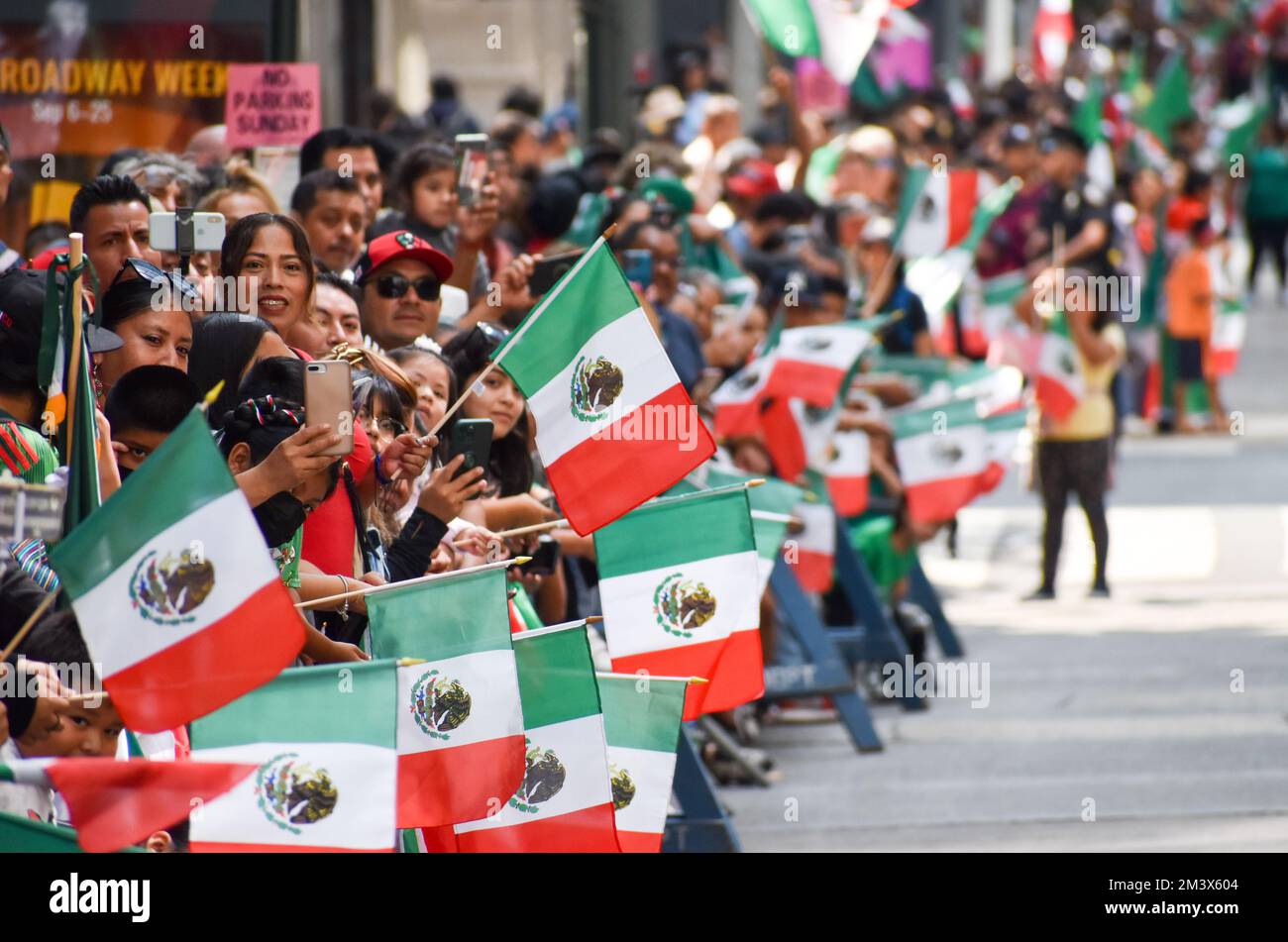 Mehrere Flaggen und eine glückliche Menge bei der mexikanischen Unabhängigkeitstag-Parade Stockfoto