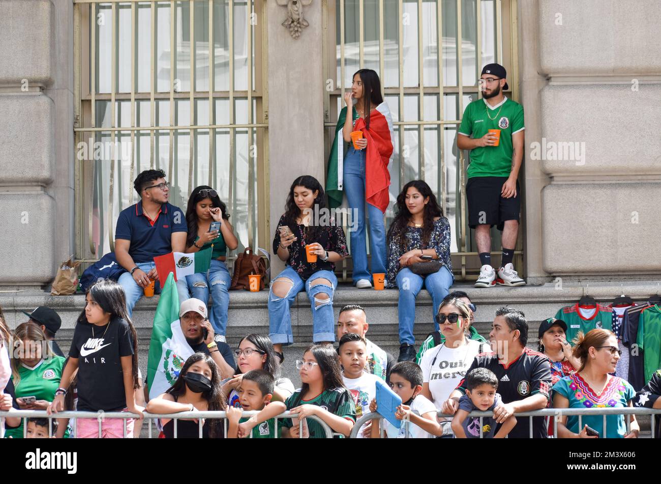 Eine Gruppe von Menschen auf einem Gebäude und auf dem Boden während der mexikanischen Unabhängigkeitstag Parade Stockfoto