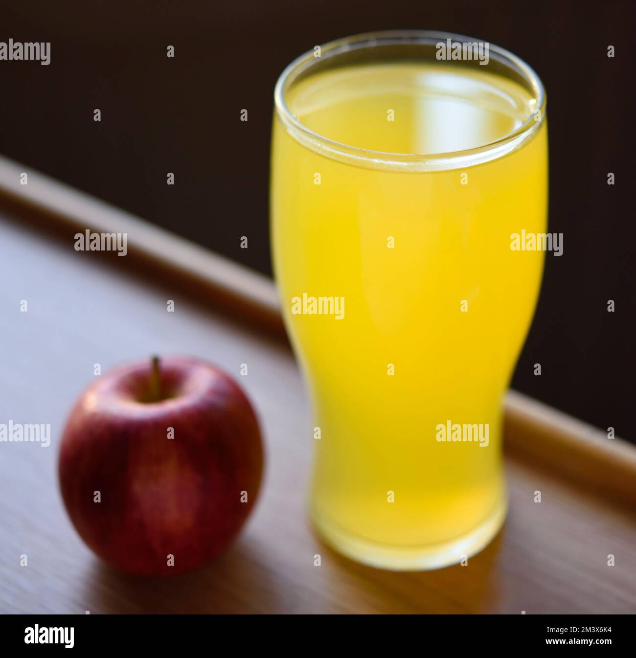 Ein Glas Orangensaft und Apfel Stockfoto