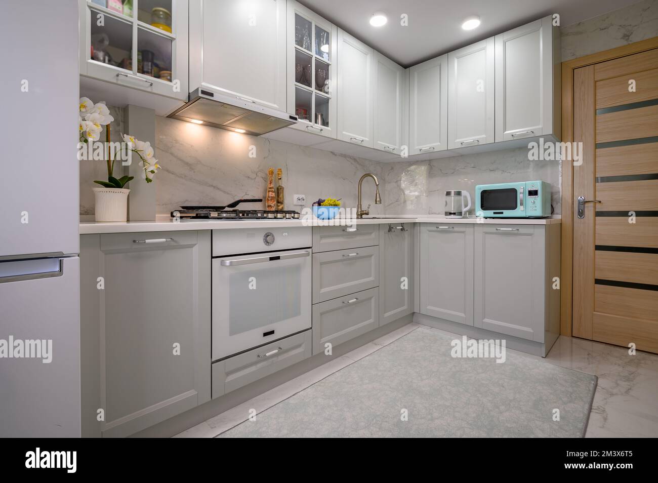 Hellgrau, neue, moderne, gut gestaltete Kücheneinrichtung Stockfoto