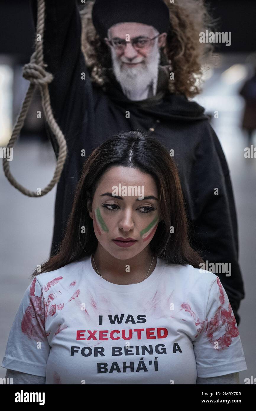 London, Großbritannien. 17.. Dezember 2022 Die Briten und Iraner demonstrieren in der Turbinenhalle von Tate Modern, indem sie ihr direktes Handeln fortsetzen und ein Ende des derzeitigen islamischen Regimes im Iran fordern. Ursprünglich entfacht durch den Tod des 22-jährigen Mahsa Amini, sind Anti-Regime-Proteste im Iran nach wie vor weit verbreitet, wobei Tausende von Demonstranten verhaftet und mit Todesurteilen belegt werden. Kurdisch Mahsa Amini wurde drei Tage nach ihrer Verhaftung in der iranischen Hauptstadt für tot erklärt, weil sie das Hidschab-Kopftuch auf „unangemessene“ Weise trug. Kredit: Guy Corbishley/Alamy Live News Stockfoto