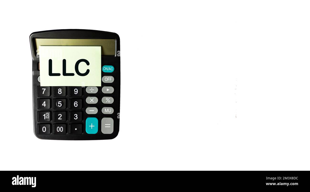 LLC – Gesellschaft mit beschränkter Haftung, Abkürzung auf einem Aufkleber mit einem Taschenrechner auf weißem Hintergrund. Geschäftskonzept Stockfoto