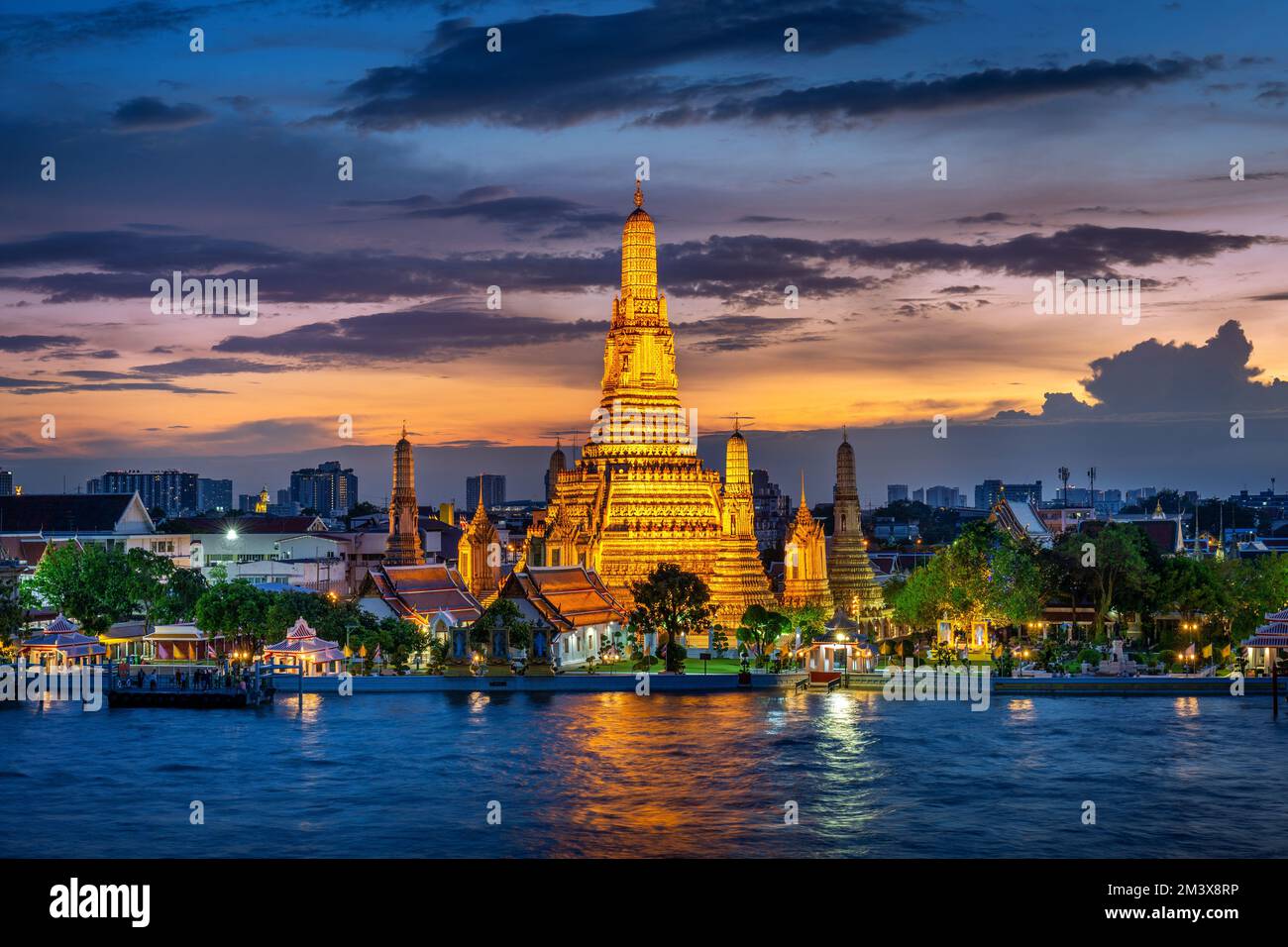 Wat Arun Ratchawararam bei Sonnenuntergang (Tempel der Morgenröte) berühmtes Touristenziel in Bangkok, Thailand. Stockfoto