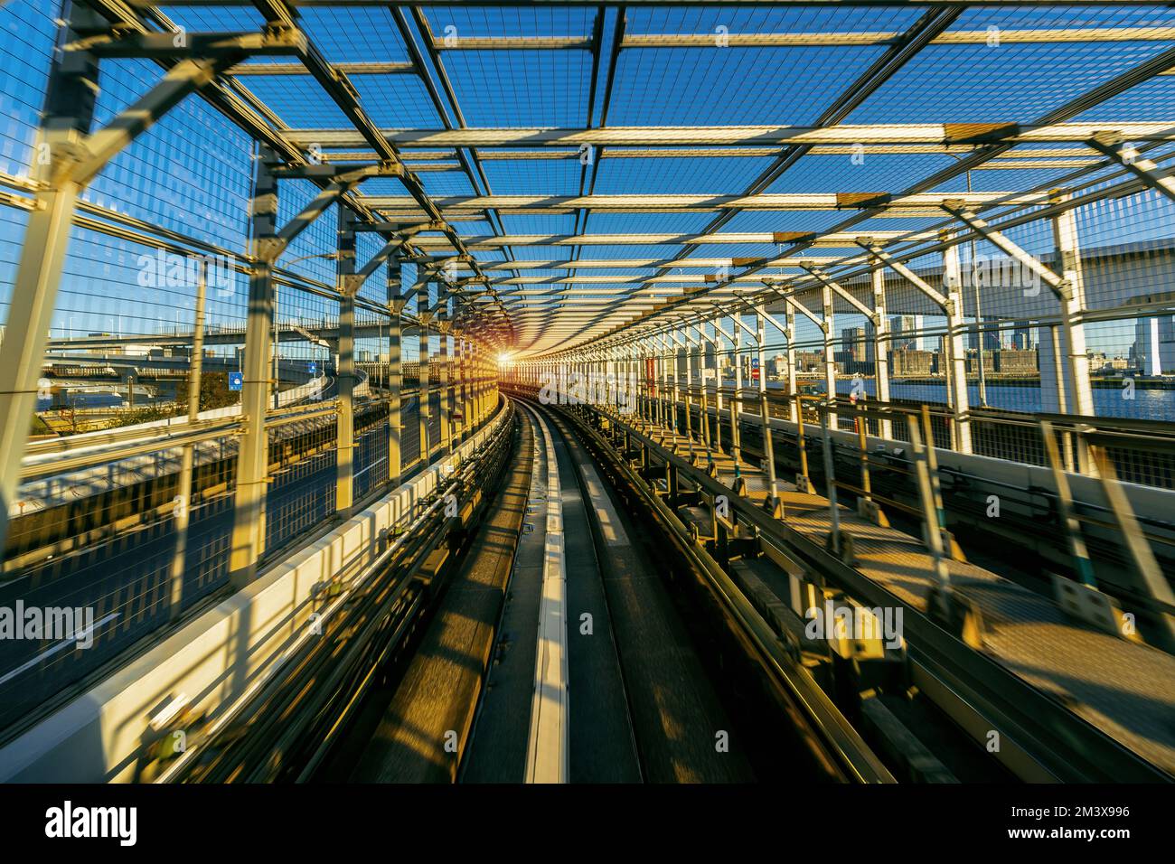 Automatischer Zug im Tunnel, Tokio in Japan. Stockfoto