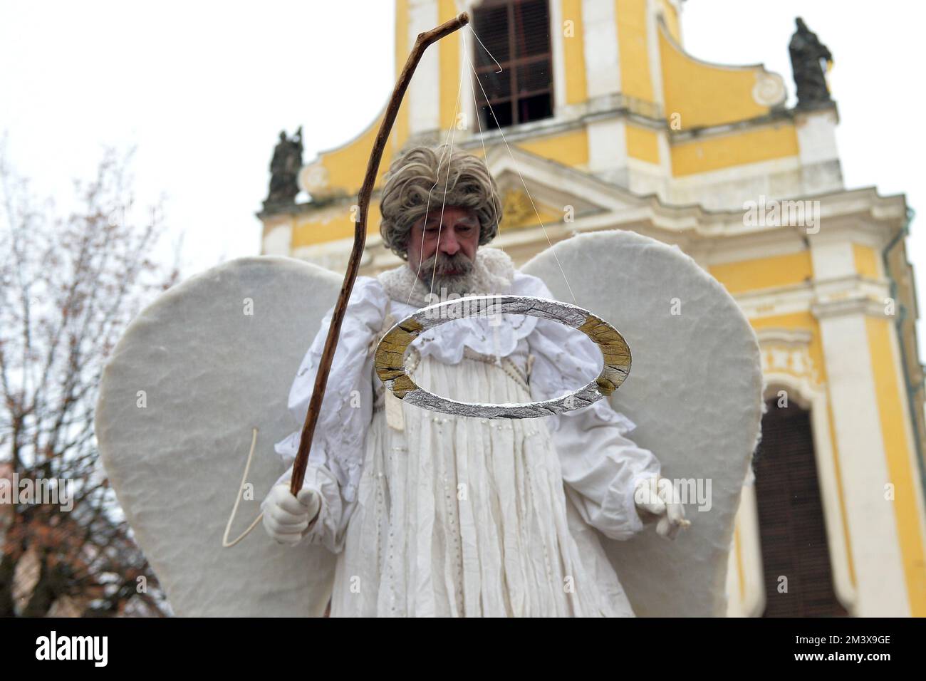 Ustek, Tschechische Republik. 17.. Dezember 2022. Engel für das diesjährige Engelsfest, bevor es im Advent 2022 mit fliegenden Engeln vom Turm der Kirche St. beginnt Peter und St. Paul in Ustek (70 km nördlich von Prag) in der Tschechischen Republik. Advent ist eine Jahreszeit, die in vielen westlichen christlichen Kirchen als eine Zeit des erwartungsvollen Wartens und der Vorbereitung auf die Weihnachtsfeier der Geburt Jesu beobachtet wird. Der Begriff ist eine Version des lateinischen Wortes, das „Coming“ bedeutet (Kreditbild: © Slavek Ruta/ZUMA Press Wire) Stockfoto