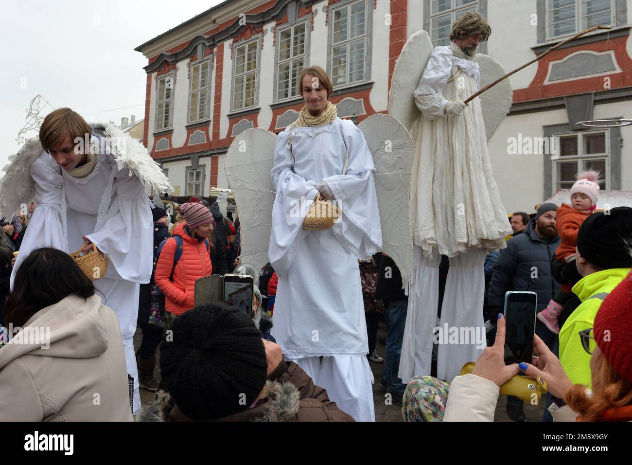 Ustek, Tschechische Republik. 17.. Dezember 2022. Engel für das diesjährige Engelsfest, bevor es im Advent 2022 mit fliegenden Engeln vom Turm der Kirche St. beginnt Peter und St. Paul in Ustek (70 km nördlich von Prag) in der Tschechischen Republik. Advent ist eine Jahreszeit, die in vielen westlichen christlichen Kirchen als eine Zeit des erwartungsvollen Wartens und der Vorbereitung auf die Weihnachtsfeier der Geburt Jesu beobachtet wird. Der Begriff ist eine Version des lateinischen Wortes, das „Coming“ bedeutet (Kreditbild: © Slavek Ruta/ZUMA Press Wire) Stockfoto