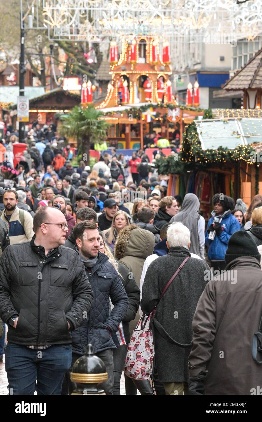 New Street, Birmingham, 17. Dezember 2022. - Tausende von Einkäufern gingen am Super Saturday in die New Street im Stadtzentrum von Birmingham, um ein Last-Minute-Geschenk zu bekommen, den letzten Haupteinkaufssamstag vor Weihnachten, der nur 8 Tage entfernt ist. PIC by Credit: Stop Press Media/Alamy Live News Stockfoto
