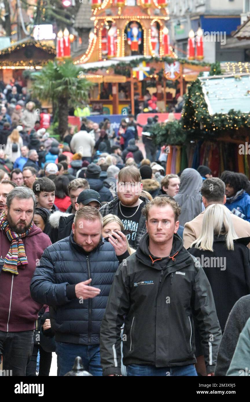 New Street, Birmingham, 17. Dezember 2022. - Tausende von Einkäufern gingen am Super Saturday in die New Street im Stadtzentrum von Birmingham, um ein Last-Minute-Geschenk zu bekommen, den letzten Haupteinkaufssamstag vor Weihnachten, der nur 8 Tage entfernt ist. PIC by Credit: Stop Press Media/Alamy Live News Stockfoto