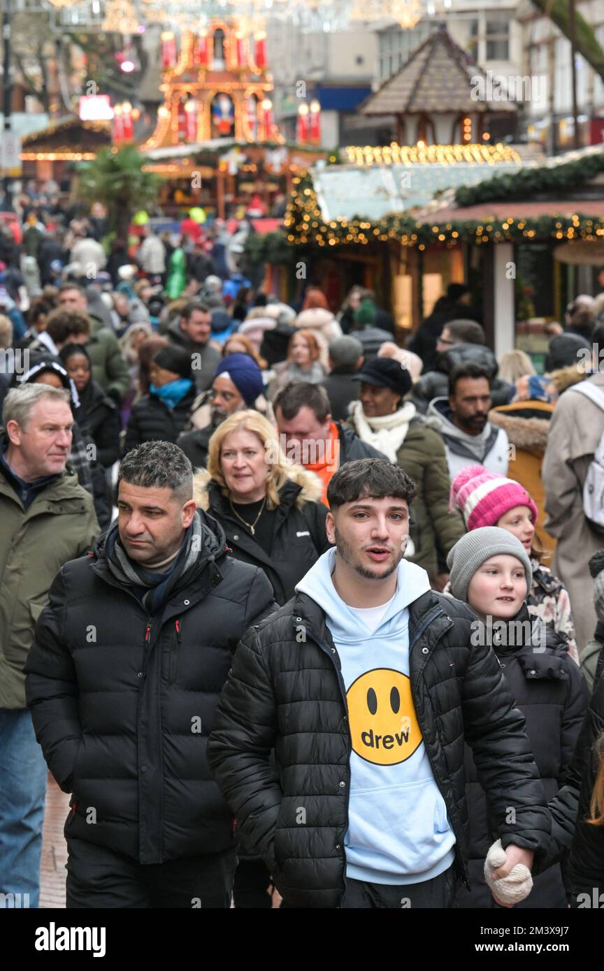 New Street, Birmingham, 17. Dezember 2022. - Tausende von Einkäufern gingen am Super Saturday in die New Street im Stadtzentrum von Birmingham, um ein Last-Minute-Geschenk zu bekommen, den letzten Haupteinkaufssamstag vor Weihnachten, der nur 8 Tage entfernt ist. PIC by Credit: Stop Press Media/Alamy Live News Stockfoto