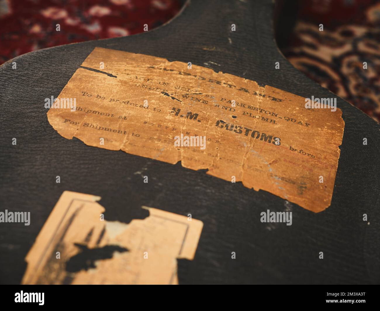Originalgehäuse für eine 1937 Martin 000-45 D-45 Dreadnought Akustikgitarre. Stockfoto