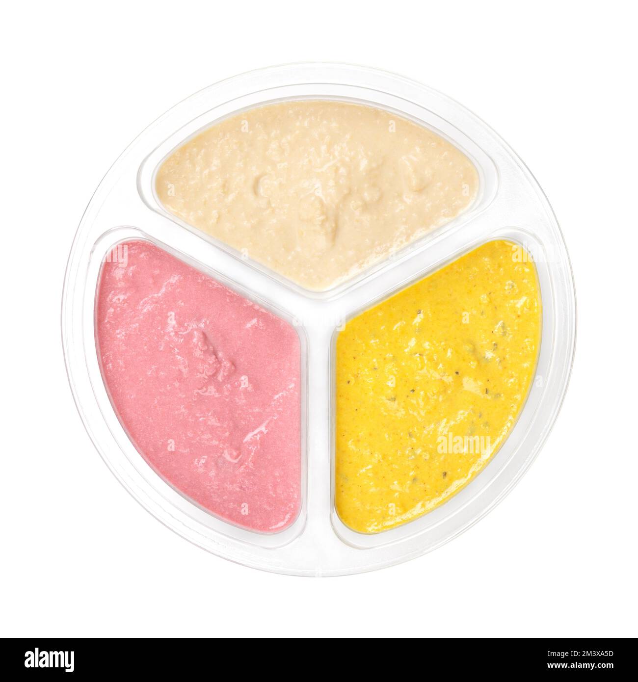 Hummus-Dip-Sorten in einem durchsichtigen Kunststoffbehälter. Natürlicher Hummus mit Kreuzkümmel, gelbem Curry und roter Bete. Nahöstliches Dip und Spread. Stockfoto