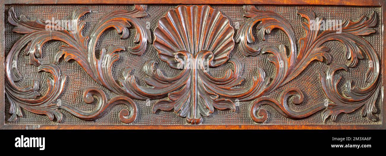 ANNECY, FRANKREICH - 10. JULI 2022: Das geschnitzte barocke BlumenRelief in der Kirche Eglise Saint Maurice. Stockfoto