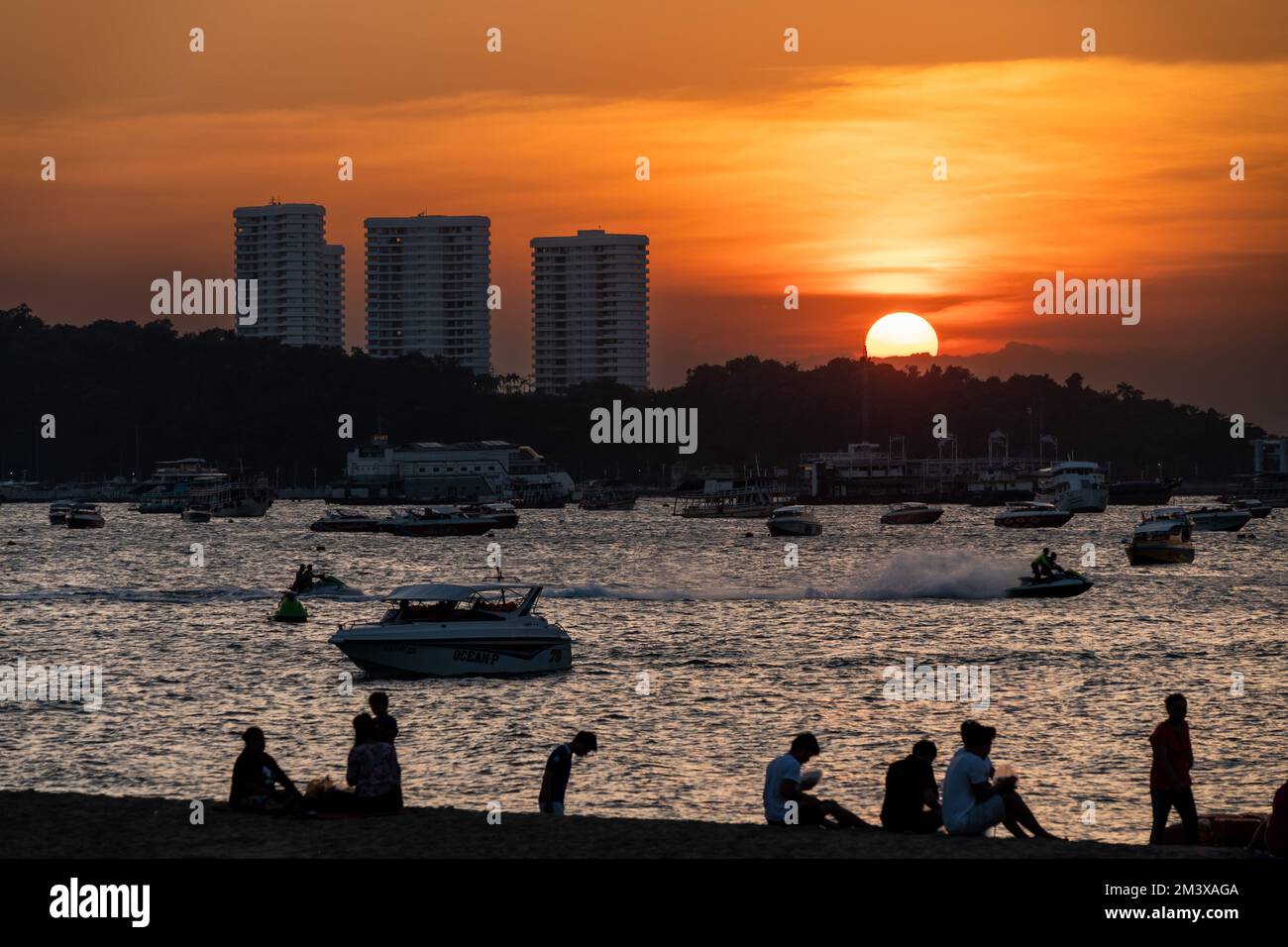 Pattaya, Chonburi, Thailand. 17.. Dezember 2022. Menschen hängen bei Sonnenuntergang am Pattaya Beach ab. Das tägliche Leben in Pattaya, Provinz Chonburi, Thailand am 17. Dezember 2022. Das bei Touristen sehr bekannte Gebiet ist einer der Schwerpunktbereiche, die die thailändische Tourismusbehörde (Tat) gefördert hat, um mehr ausländische Touristen in das Land zu locken und damit seine tourismusabhängige Wirtschaft zu retten. (Kreditbild: © Matt Hunt/ZUMA Press Wire) Stockfoto