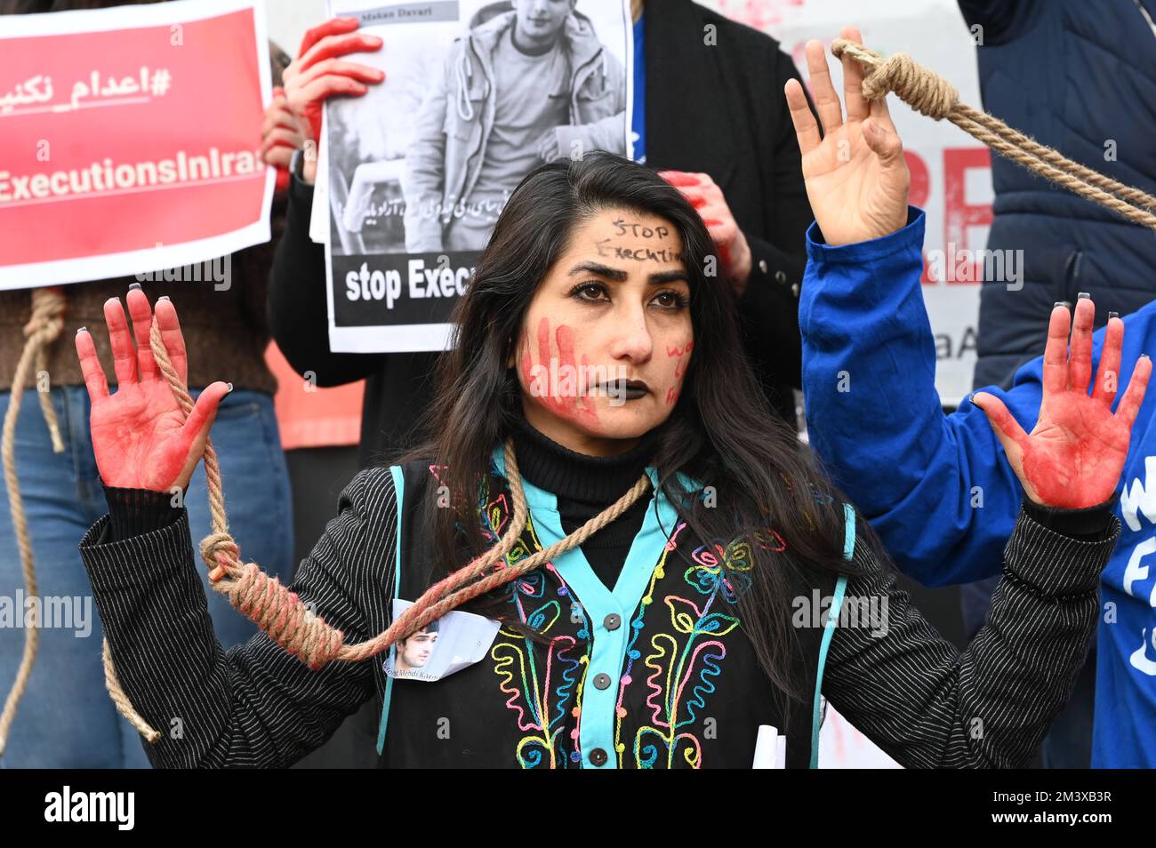 London, Großbritannien. 17.. Dezember 2022 Frauen-Protesttanz zur Unterstützung der Frauenrevolution und gegen Hinrichtungen Iran. Demonstranten, gemalt mit falschem Blut und Seil am Hals, tanzen im Piccadilly Circus Stockfoto