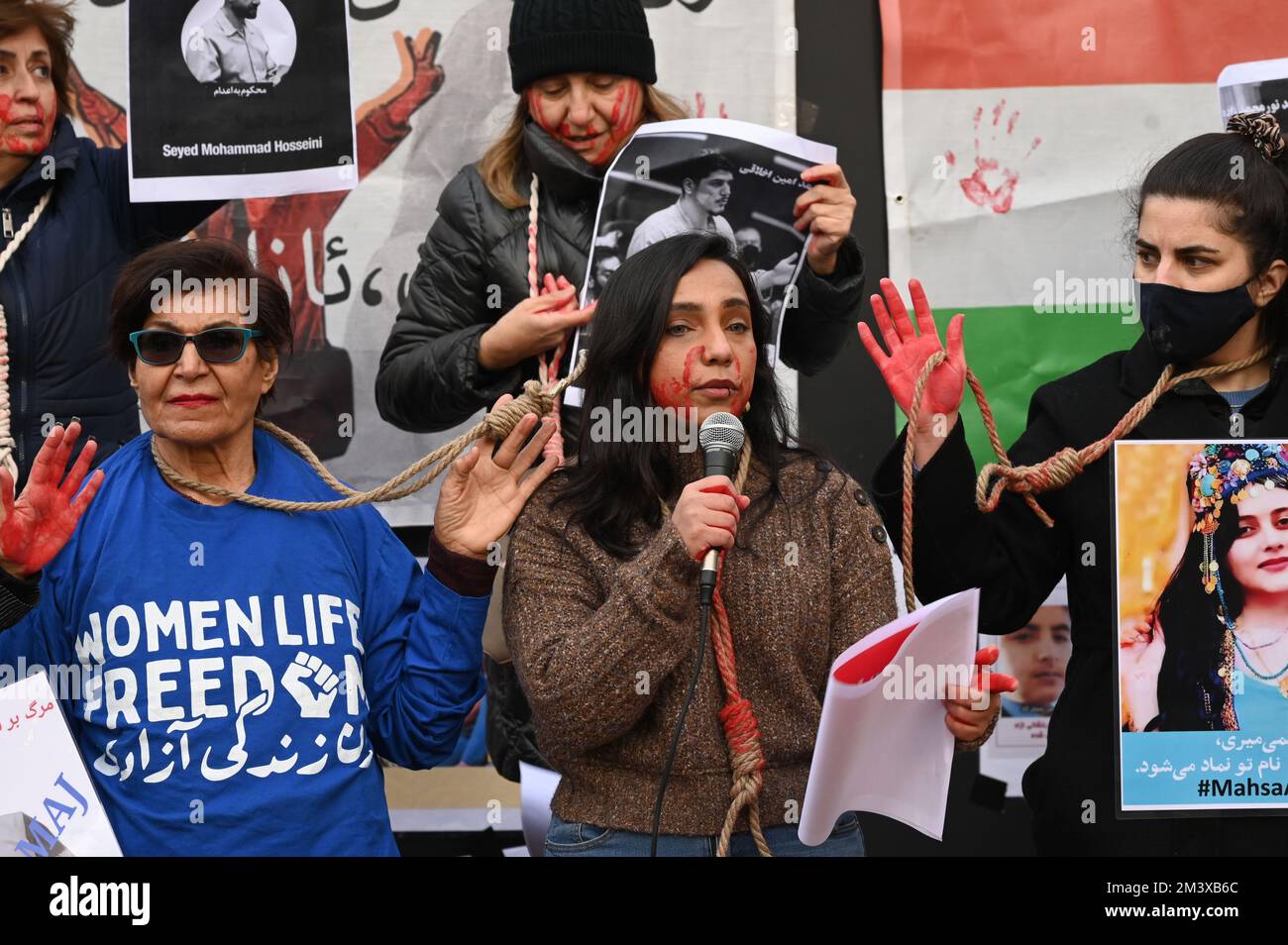 London, Großbritannien. 17.. Dezember 2022 Frauen-Protesttanz zur Unterstützung der Frauenrevolution und gegen Hinrichtungen Iran. Demonstranten, gemalt mit falschem Blut und Seil am Hals, tanzen im Piccadilly Circus Stockfoto