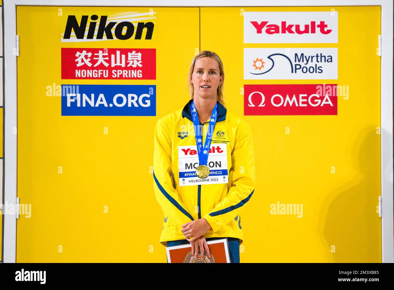 Melbourne, Australien. 17.. Dezember 2022. Emma McKeon aus Australien erhält nach dem Wettkampf im Freestyle Women Final 50m während der FINA Swimming Short Course World Championships im Melbourne Sports and Aquatic Centre in Melbourne, Australien, am 17.. Dezember 2022 die Goldmedaille. Foto Giorgio Scala/Deepbluemedia/Insidefoto Credit: Insidefoto di andrea staccioli/Alamy Live News Stockfoto