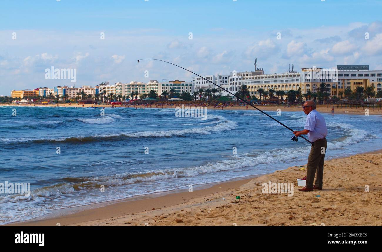 Ein Fischer am Ufer des Mittelmeers in Yasmine Hammamet, Tunesien. Stockfoto