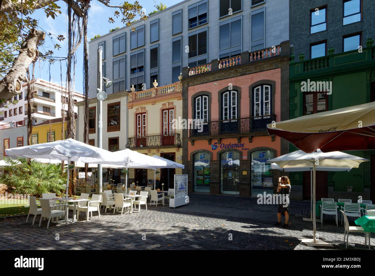 ODL Stadt in Santa Cruz de Teneriffa, mit viel Vegetation, neuen und alten Gebäuden, Straßencafés und Restaurants. Stockfoto